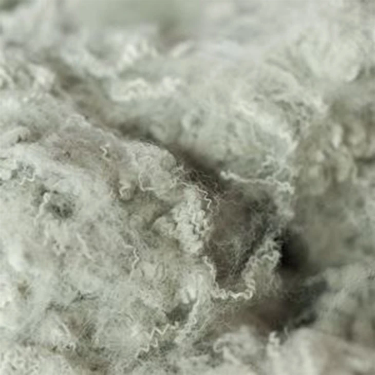 Fibres discontinues conductrices en polyester